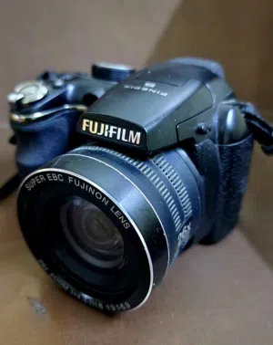 كاميرا Fujifilm FinePix S4500 40 ريال وكاميرا Nikon D3100 80 ريال