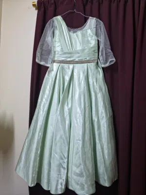 Green Girls Party Dress (8–9 Years) – Excellent Condition – 12 BHD