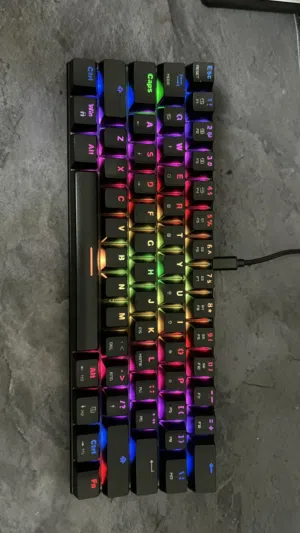 كيبورد موتوسبيدMotospeed CK62 فحالة جدا ممتازه ونظيفة يتميز بحجمه الصغير 60% وياه ضمان شهر