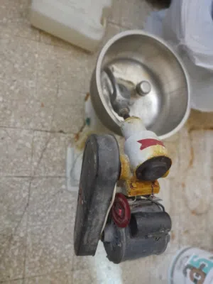 شوايتين وحده غاز والثانية كهرباء وعجانة كبيرة