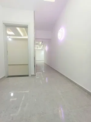 شقة للبيع حي سكني عائلي بسند ملكية شهادة عقارية الدور التاني قريبة من الخدمات من المالك مباشرة