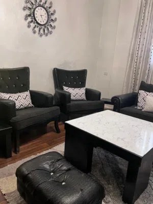 طقم كنب مع طاولة وسط و طربيزات و سجادة