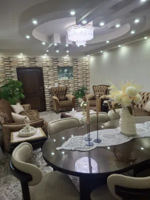 شقة بلحصن مساحة 190m عمر البناء عشر سنوات منطقه راقيه وهاديه مع برنده ومطبخ راكب