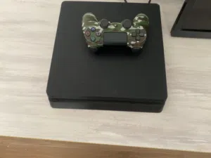 للبيع سوني 4 مستعمل ونظيف ما فيه اي عطل