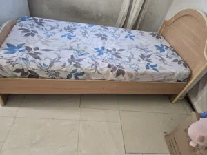 سرير فردي مع المرتبة بحالة ممتازة. Single bed with mattress in excellent condition.