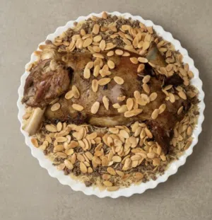 • كتف خروف محمر: مشوي ببطء لدرجة الذوبان.