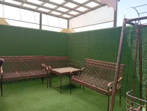 كراسي وطاولة ورنجوحة