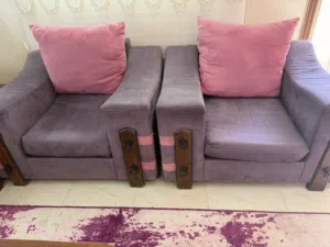 طقم كنب 7 مقاعد مع سجاد  وطربيزات عدد ماليزي