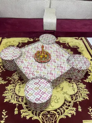 فرش عربي مع الطاولات