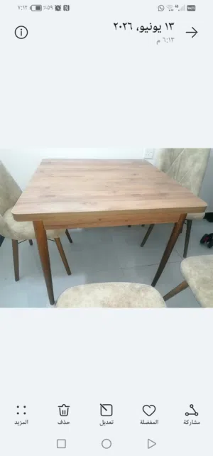 طاوله خشبيه مع اربع كراسي