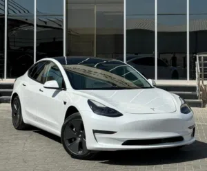 Tesla Model 3 Standerd Plus 2021  ابيض لؤلؤي من الداخل ابيض مميز  متوفر لونغ رينج / بيرفورمنس