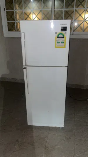 ثلاجة شبه جديده
