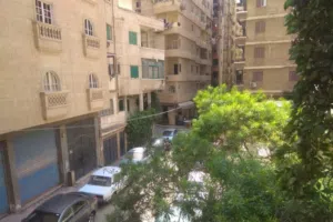 شقة للبيع 3 غرف في شارع ابراهيم راجي خطوات من نادي القضاه وكفر عبده