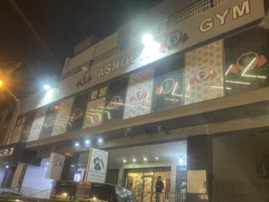مبني سكني إداري في شارع المعدات  يتكون من 9 شقق للإيجار كمبنى او شقق