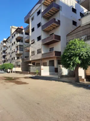 للبيع شقة عل عضم مع السطح القرية الصغيرة