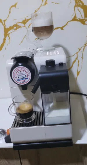 Machine à café Nespresso latissima touche  الحالة : جيدة جدا مع ضمان 3 أشهر