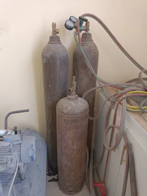 للبيع ثلاث اسطوانات اكسجين