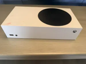 X box series s حالة وكالة مع السلاك و اليد بسعر حرق.............................................
