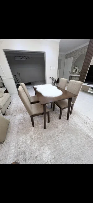 طاولة طعام مع اربع كراسي