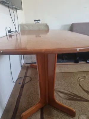 طاولة طعام البيع من دون كراسي طبعا طاوله لحاله لبيع بسعر 20 دينار
