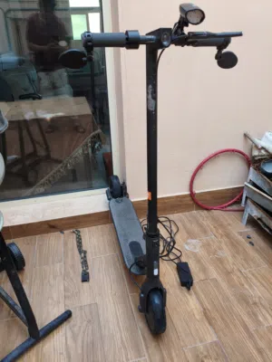 سكوتر شاومي شغال ممتاز سرعته 27 عجلات سوليد مع هرن وقفل ومرايات والشاحن