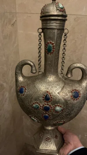ابريق تحفة قديم نحاس مطلي منقوش يدوي من النوادر
