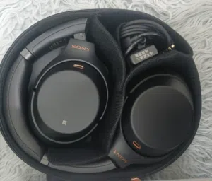 سماعات رأس لاسلكية طراز Sony WH-1000XM3(،جديده ) وهي معروفة على نطاق واسع بتقنية إلغاء الضوضاء