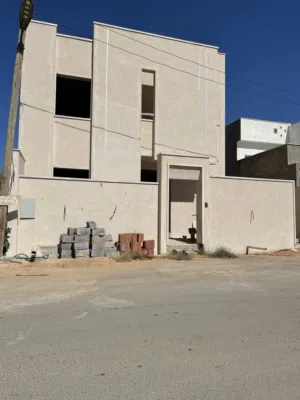 فيلا للبيع بالسراج – بناء شخصي – نسبة إنجاز 70%