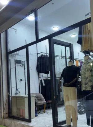 محل ملابس للبيع سعر جدا مناسب