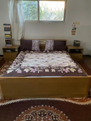 تخت مجوز تفصيل مع فرشته وطاولتان جانبيتان (كوميدينو)