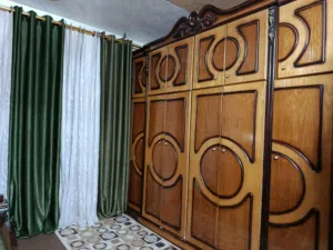 غرفه نوم عرسان مستعمله اربع اشهر وتوابعها برداي وسجاد ومسبل وفرشه طبيه بحاله الجديد