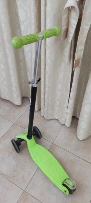 scooter for sale with LED colored light in wheels good condition no problem  سكوتر للبيع مع إضاءة