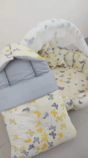 طقم سرير مواليد فخم برسومات فراشات ناعمة – مهد و لحاف بتصميم مريح وآمن للطفل