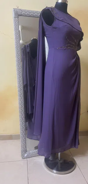 فستان ناعم وراقي بلون بنفسجي بناتي من دار الفاتنة للأزياء