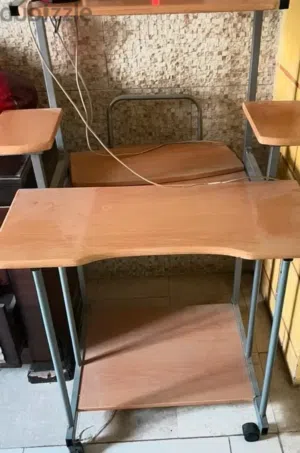 طاولة حاسوب شبه جديده فقط10ريال