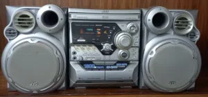 نظام ستيريو من JVC. يعمل بنظام بلوتوث فلاشه وكارت ميموري