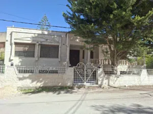 فيلا مميزه للايجار او للاستثمار خلف السيفوي بجانب اربيلا مول مكونة من طابقين وساحات وكراج