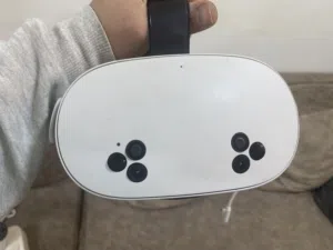 Vr meta quest 3s 128GB مع ألعاب واكسسوارات بحال الجديد