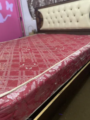 سرير مزدوج للبيع مع فرشه مستخدمه السرير نظيف