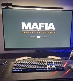 اضاءة فوق الشاشة متعددة الالوان مع تحكم شامل بالاضاءة شامل الأسلاك و جميع القطع اللازمة و بها ستاند