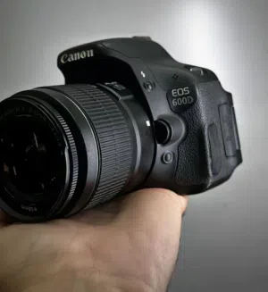 كاميرا كانون d600 نضيفه مع عدسه 18.55 فقط الفلاش عاطل فيها كامل ملحقاتها جنطه شاحنه بطاريه رام مانقص