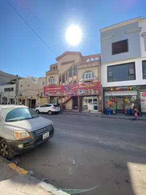 منزل تجاري سكتي علي الطريق قرجي الشارع الغربي