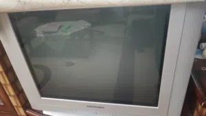 تلفزيون دايو ظهره مكسور في حالة ممتازة