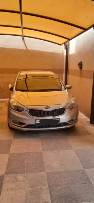 كيا k3 لون سلفر فحص كامل 2015 بحاله جيده جدا لا تحتاج اي نوع من الصيانه