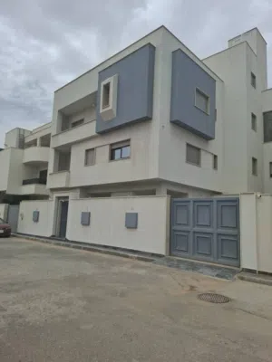 مبنى او فيلا ثلاثة طوابق للبيع في السبعة شارع مصحة الفؤاذ بالمصعد