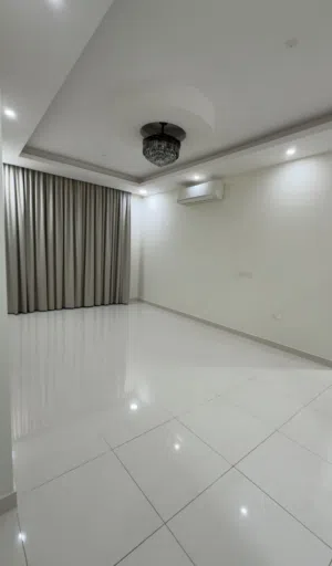 للبيع شقة سكنية جاهزة في بوشر شارع المها