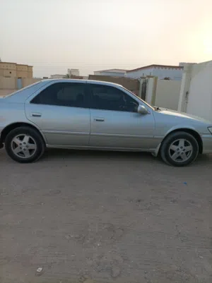 كامري وارد أربع سلندر 2001  مطلوب فيه 800 ريال ولحاد فاله طيب الموتر يحتاج سمكره فقط98