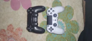 يد سوني 4 جديدة بقراطيسها لم يلعب بها خالية من الخدوش(أصلية) 4 حبات