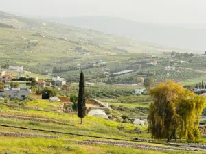 قطعه ارض في جرش ام قنطره حوض المحمر اطلاله بانوراميه خلابه اجمل مناطق جرش مقابل مطعم ريف المزرعه