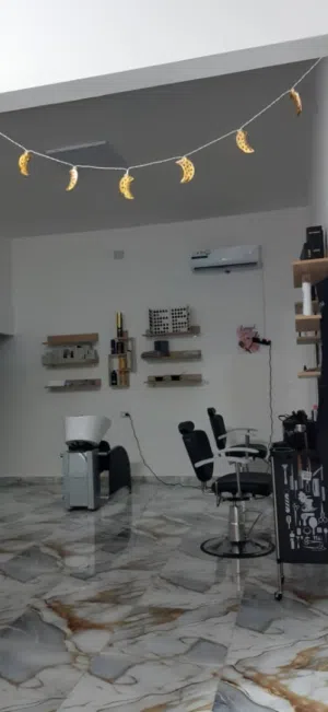 صالون تجميل سيدات للبيع جميع المعدات و الارفف و الكراسي و المرايات و طاولة الريسبشن